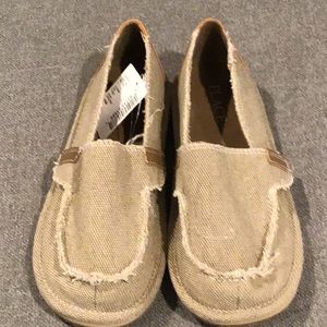 Size 1 NWT boys casual shoes